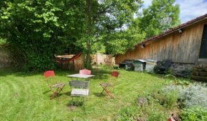 Table de picnic dans le jardin