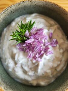 Fromages blanc aux herbes et fleurs du jardin